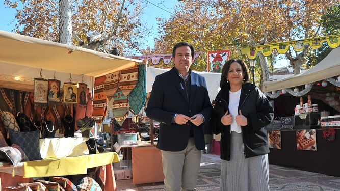 Aurelio Fernández y Araceli Rodríguez en el mercado navideño de El Coso.