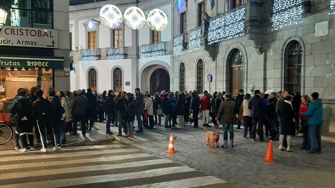 Concentración en la puerta del Ayuntamientos de Pozoblanco en apoyo a los vecinos en huelga de hambre.