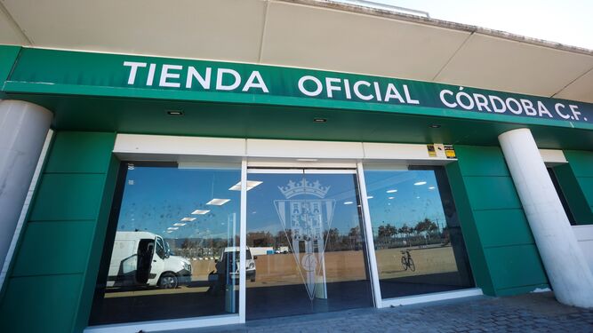 La tienda oficial del Córdoba CF en la Tribuna de El Arcángel.
