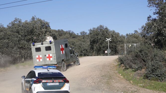 Una ambulancia militar accede a la zona seguida de la Guardia Civil.