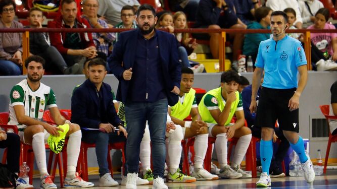 Josan González da órdenes a sus jugadores durante un partido.
