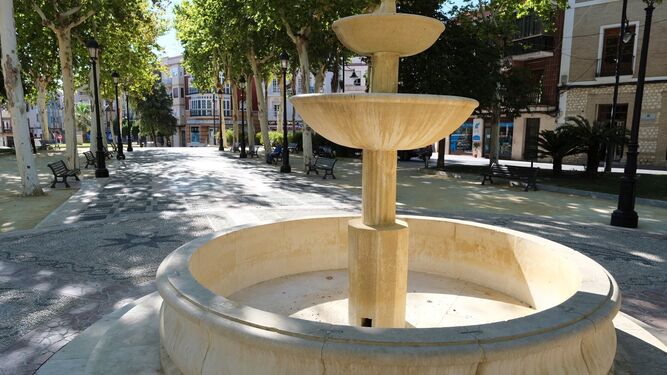 Una fuente sin agua en Lucena.