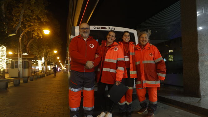 José María, María Martín, María López y Antonia forman equipo de volunarios de la Unidad de Emergencia Social (UES) de la Cruz Roja en Córdoba.