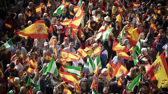 Banderas de España y de Andalucía en una concentración contra la amnistía.