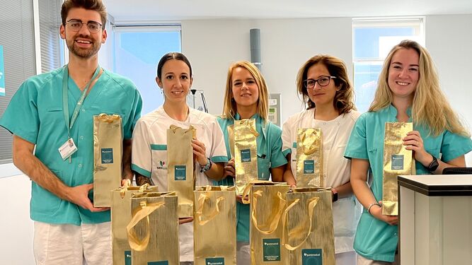 Profesionales del Hospital Quirónsalud Córdoba, con el obsequio ofrecido a los pacientes.