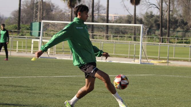 Álex López remata a portería en un entrenamiento con el filial del Córdoba CF.