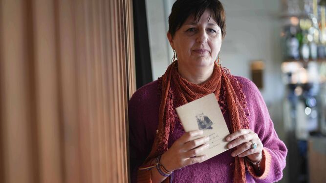 Ana Ibáñez posa con el libro que ha escrito para recordar a su bisabuelo Baldomero López.