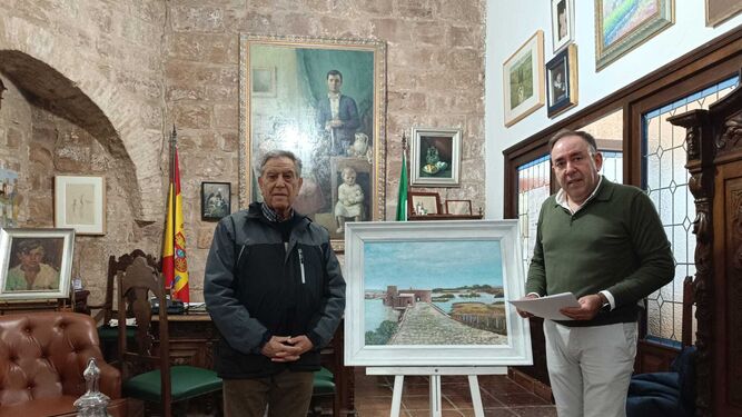Francisco Pérez Daza y Jesús Morales, ante el cuadro donado por el artista.