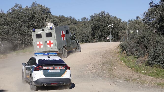 Una ambulancia militar y un coche de la Guardia Civil entran en la base de Cerro Muriano.