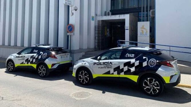 Dos coches patrulla ante la Comisaría de la Policía Local de Puente Genil.