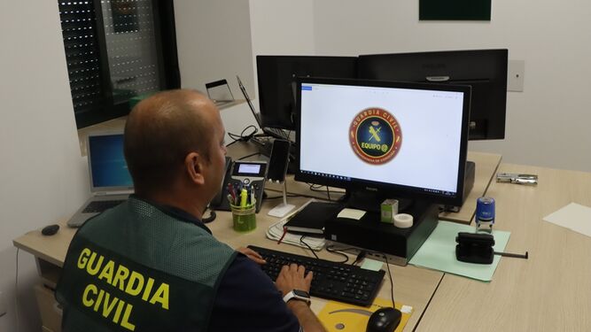 Un agente del Equipo @ de la Guardia Civil de Córdoba.