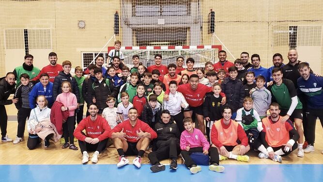 Los jugadores del Córdoba Futsal se fotografían con los jóvenes del I Campus Navideño del club.