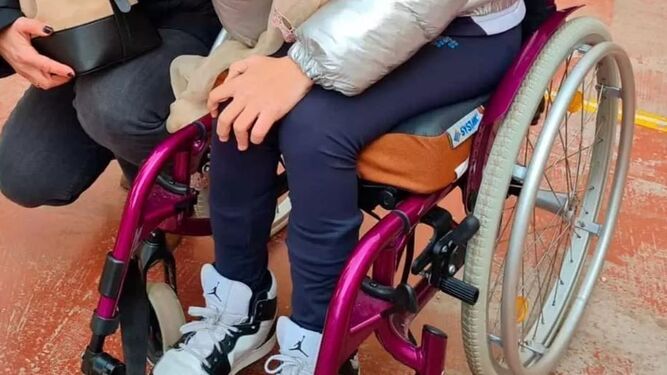 Silla de ruedas de una niña con parálisis cerebral robada en Córdoba.