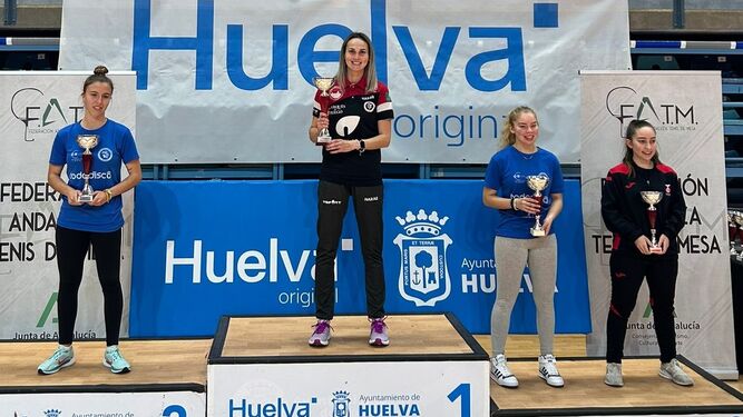 Marija Galonja posa en lo más alto del podio en Huelva.