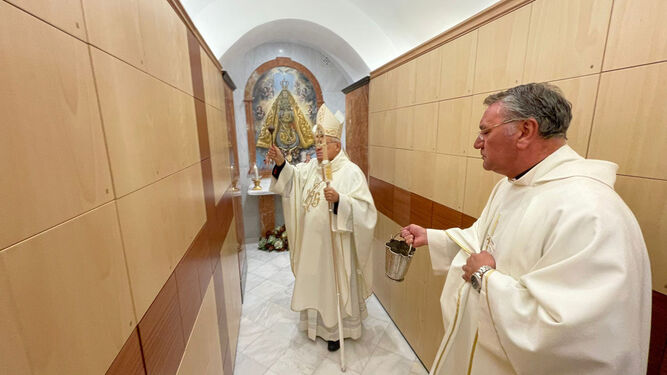 El obispo de Córdoba, Demetrio Fernández, bendice el columbario del Santuario de la Virgen de la Sierra de Cabra.