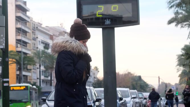 Un termómetro muestra 2 grados de temperatura en Córdoba.