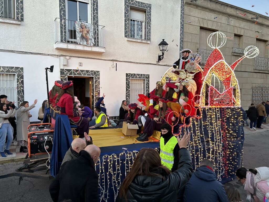 La colorida Cabalgata de Reyes de Pe&ntilde;arroya-Pueblonuevo, en im&aacute;genes