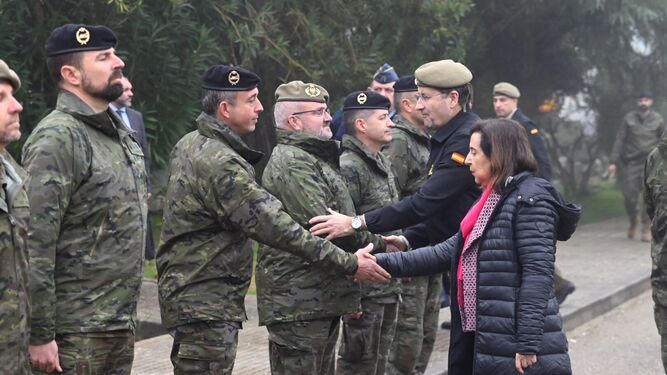 La ministra de Defensa, durante su visita a la base de Cerro Muriano.