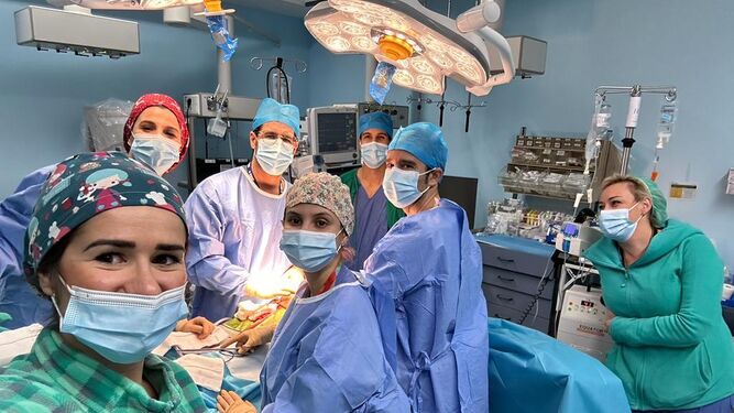 Uno de los equipos de trasplante del Hospital Reina Sofía, trabajando durante la Navidad.