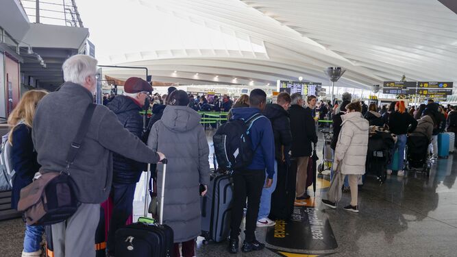 Pasajeros hacen cola en el aeropuerto de Bilbao, este lunes.