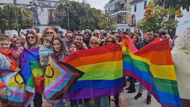 Concentración de repulsa a la agresión homófoba celebrada el domingo en Villa del Río.