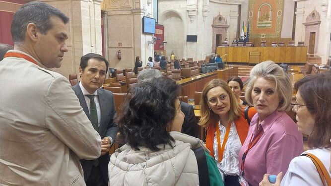 El consejero José Antonio Nieto se reunió en marzo con los interinos que acudieron a un pleno del Parlamento de Andalucía.