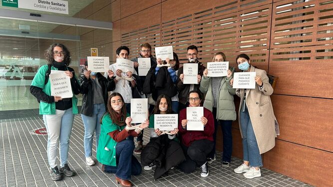 Residentes del Distrito Sanitario Córdoba protestan contra la nueva normativa de guardias en Atención Primaria.