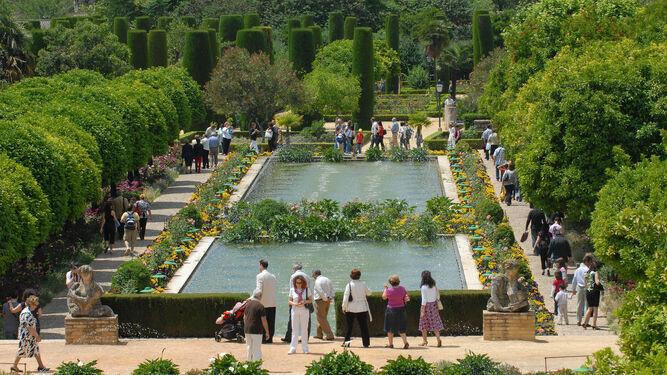 Turistas en los jardines del Alcázar de los Reyes Cristianos de Córdoba.