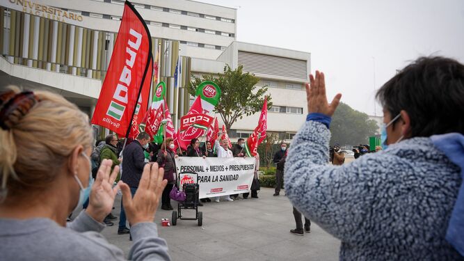 Concentración de los sindicatos frente a las puertas del Hospital  Virgen Macarena de Sevilla.