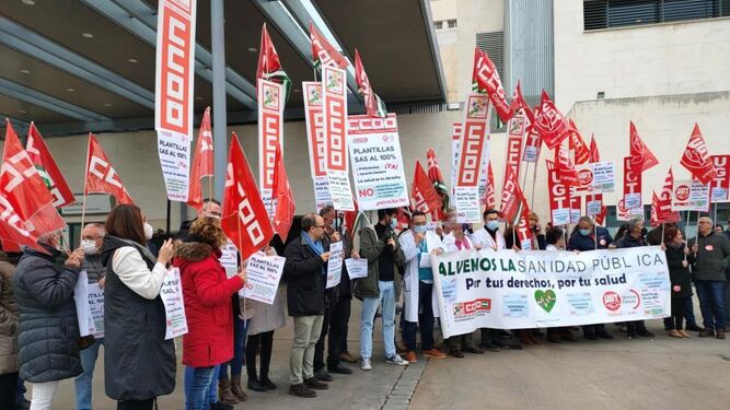 Un momento de la protesta de CCOO y UGT en el Hospital Reina Sofía.