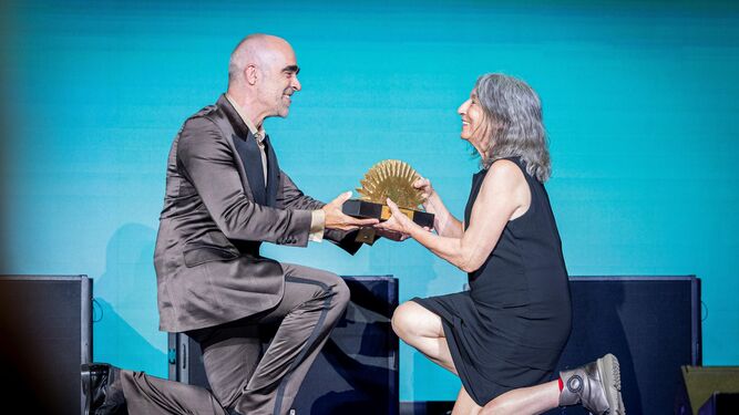 Luis Tosar entrega uno de los premios del South a la actriz Petra Martínez en la gala inaugural del festival gaditano.