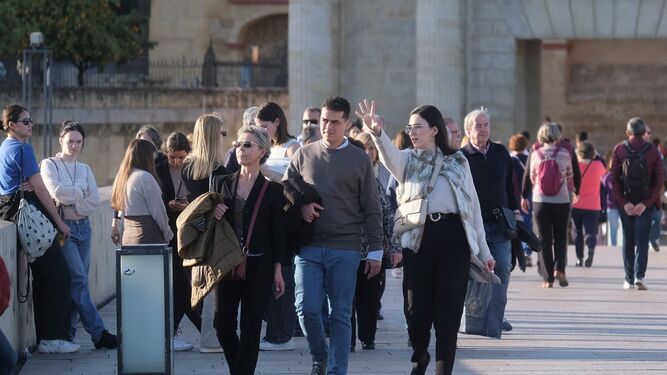 Numerosas personas en el Puente Romano de Córdoba.