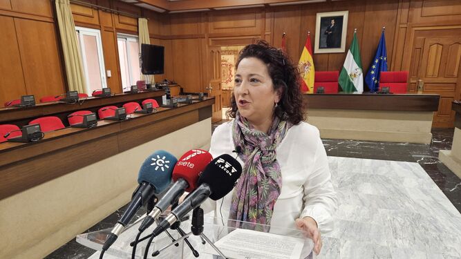 La edil del PSOE Alicia Moya durante la rueda de prensa en el salón de plenos del Ayuntamiento.