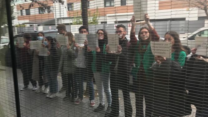 Protesta de un grupo de médicos residentes ante la sede del Distrito Córdoba contra la nueva normativa de guardias.