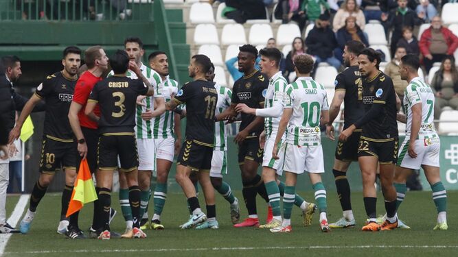 Los jugadores del Córdoba CF y el Intercity se enzarzan en una tangana tras la expulsión de Albarrán.