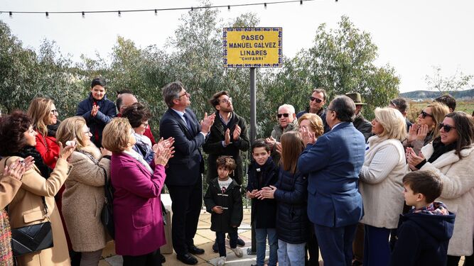 Descubrimiento de la placa de Manuel Gálvez Linares 'Chifarri' en Puente Genil.