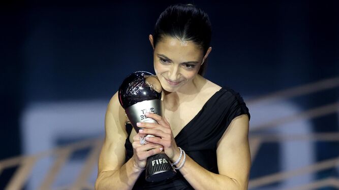 Aitana Bonmatí hace un gesto con el trofeo de The Best en sus manos.