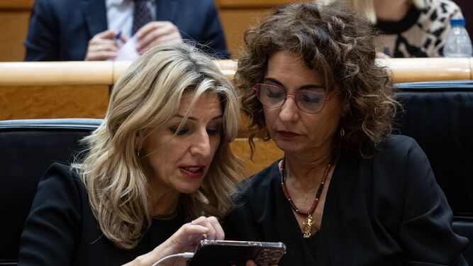 Yolanda Díaz, con María Jesús Montero en la sesión plenaria del Congreso el miércoles