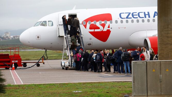 Embarque a pie de pista de los pasajeros del vuelo chárter a Praga del pasado diciembre.