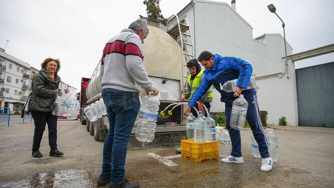 Varios vecinos recogen agua de un camión cisterna en Pozoblanco