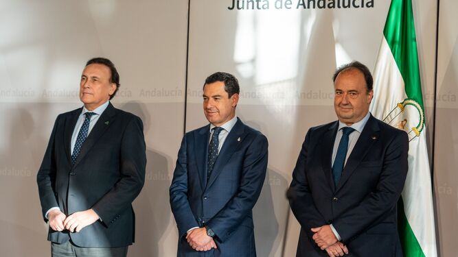 El presidente de la Junta de Andalucía, Juanma Moreno (c) junto al consejero de Universidad, Investigación e Innovación José Carlos Gómez Villamandos (i) y el nuevo rector de la Universidad de Cádiz, Casimiro Mantell Serrano (d) durante el acto de toma de posesión.