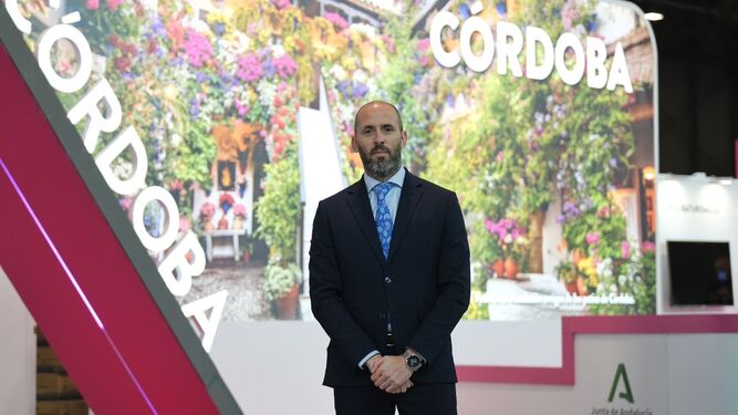 Eduardo Lucena posa en el estand de Córdoba de Fitur 2023.