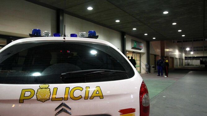 Un coche policial en las Urgencias del Reina Sofía de Córdoba.