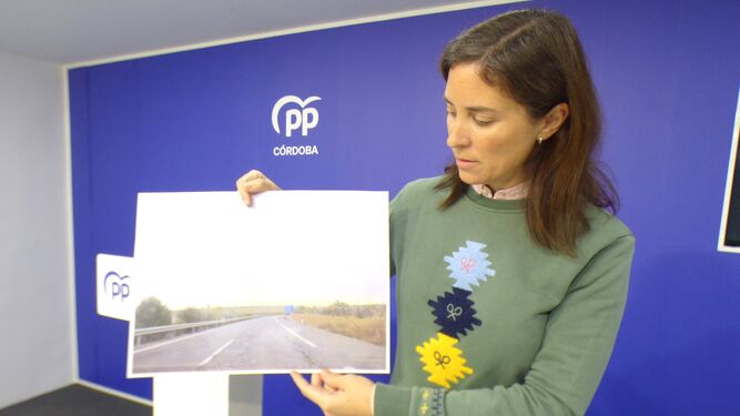 Cristina Casanueva muestra la foto de un tramo en mal estado de la A-4 a su paso por Córdoba.