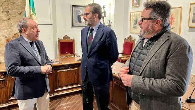 El alcalde de Villa del Río conversa con el delegado del Gobierno.