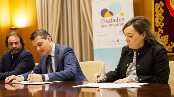 José María Bellido y Marta Moreno firman el convenio en presencia de Daniel García-Ibarrola.