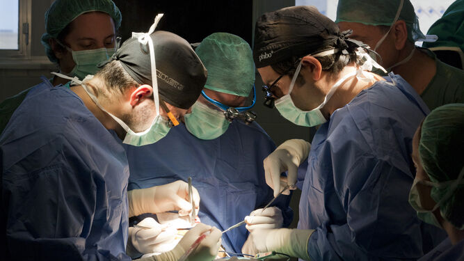 Un equipo quirúrgico, en una intervención.