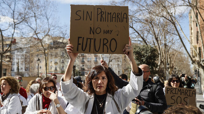 Profesionales sanitarios durante una protesta en marzo del año pasado en la Comunidad Valenciana.