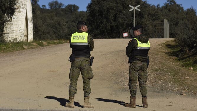 Policía militar en la base de Cerro Muriano el día de los hechos.