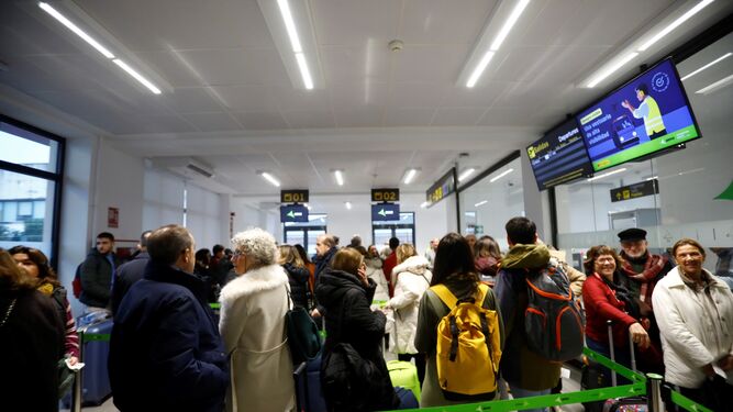 Los pasajeros del vuelo chárter a Praga esperan en la terminal del aeropuerto de Córdoba.
